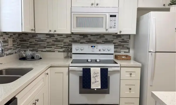 9540 Sunrise Lakes Boulevard 208, Sunrise, FL 33322