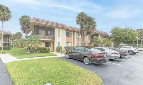 325 Lakeview Drive 102, Weston, FL 33326