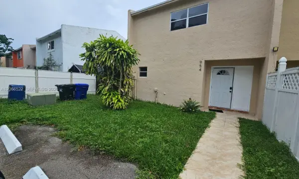 954 SW 74th Avenue, North Lauderdale, FL 33068