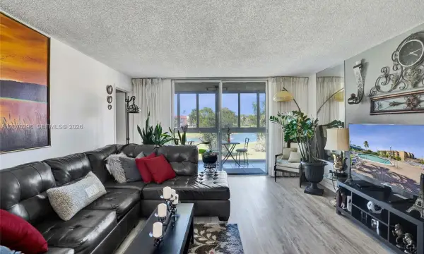 9461 Sunrise Lakes Boulevard 208, Sunrise, FL 33322