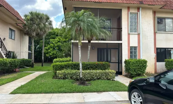 331 Lakeview Drive 101, Weston, FL 33326