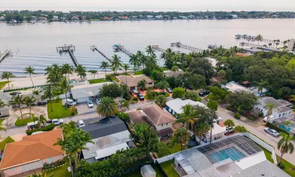 919 S Lakeside Place, Lantana, FL 33462