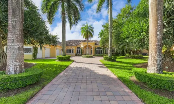 10640 Pegasus Street, Davie, FL 33324