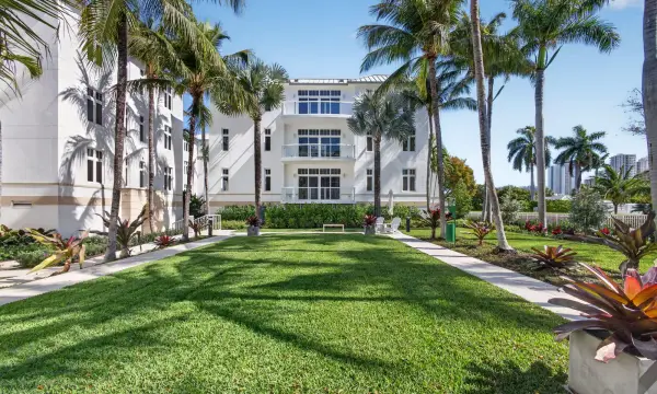 182 Lake Drive 5-301, Palm Beach Shores, FL 33404