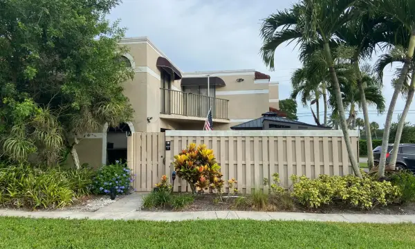 4005 Village Drive A, Delray Beach, FL 33445