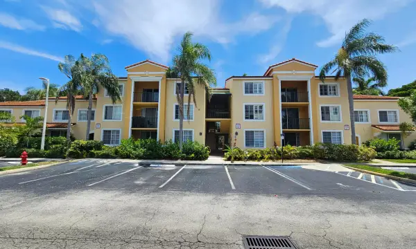 140 Yacht Club Way 305, Hypoluxo, FL 33462