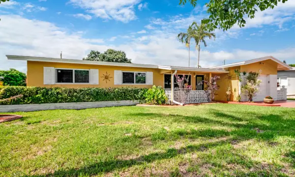 6760 SW 11th Street, Pembroke Pines, FL 33023