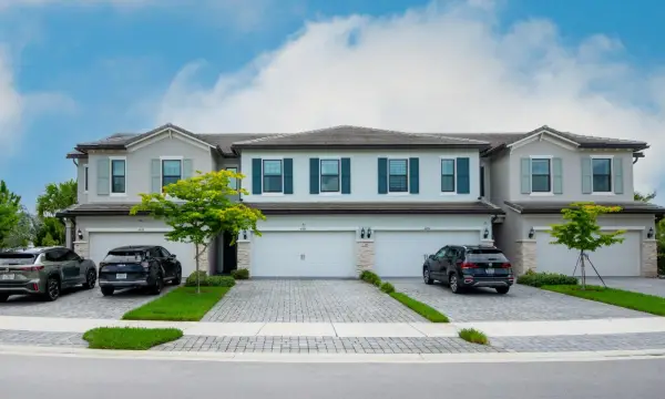 4486 Appleton Circle W, Oakland Park, FL 33309
