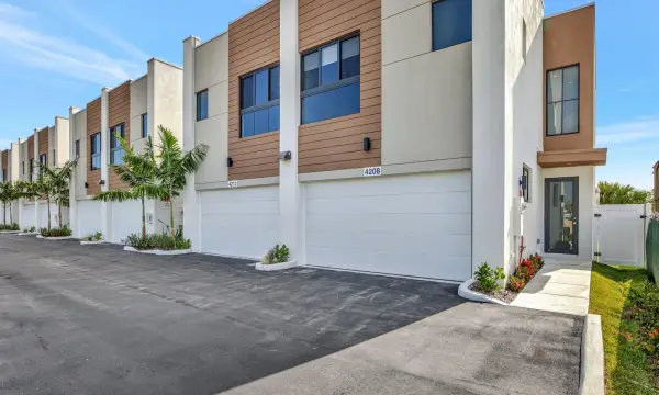 4208 NE 7th Terrace, Oakland Park, FL 33334
