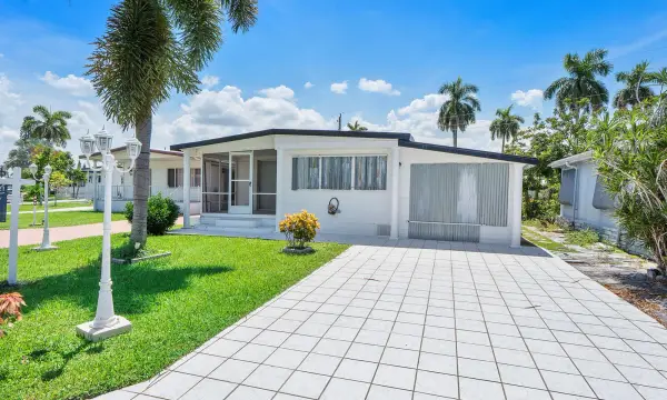 8670 SW 18th Place, Davie, FL 33324