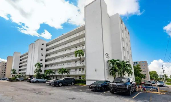 1000 NE 12th Avenue 104, Hallandale Beach, FL 33009