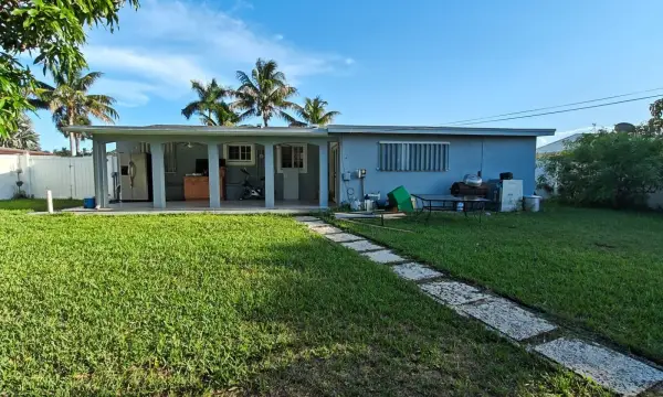 324 Mid Pines Road, Palm Springs, FL 33461