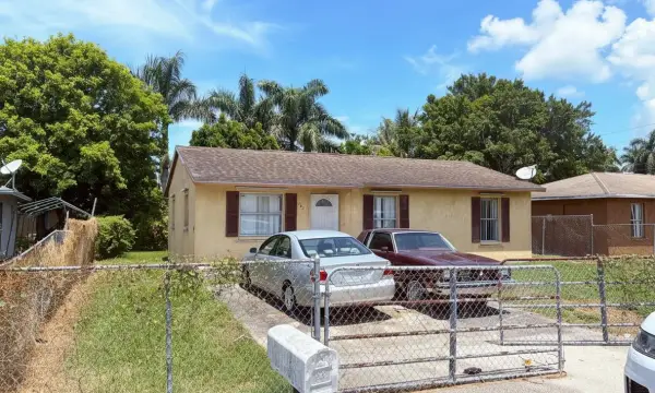 307 Seminole Court, Pahokee, FL 33476