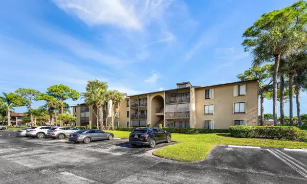 708 Sunny Pine Way H2, Greenacres, FL 33415