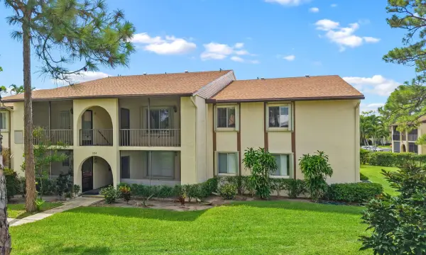 324 Knotty Pine Circle, Unit B-2, Greenacres, FL, 33463