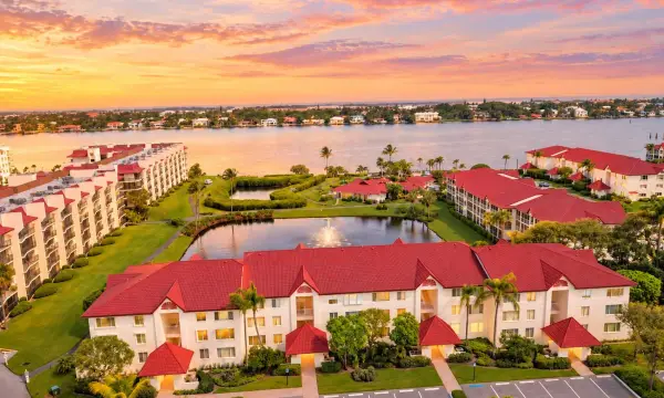 102 Half Moon Circle F2, Hypoluxo, FL 33462