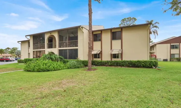 338 Knotty Pine Circle D-1, Greenacres, FL 33463
