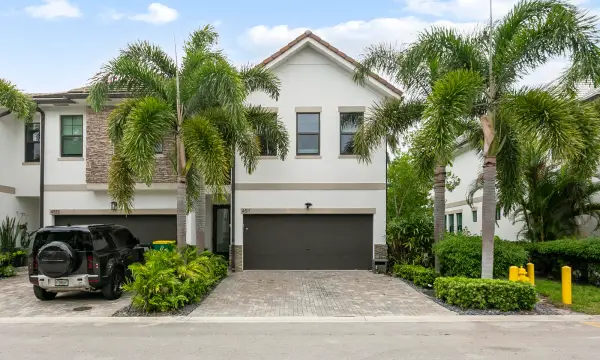 4511 E Aqua Bella Lane, Dania Beach, FL 33312