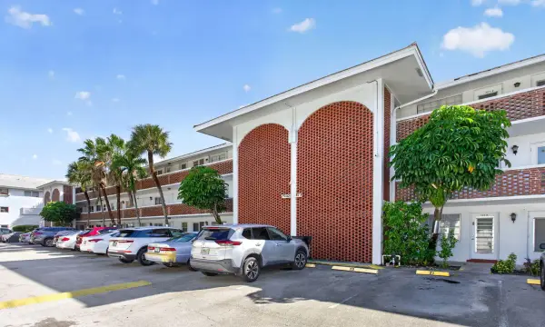 2050 NE 39th Street W109, Lighthouse Point, FL 33064