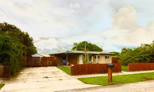 1014 S 9th Street S, Lantana, FL 33462