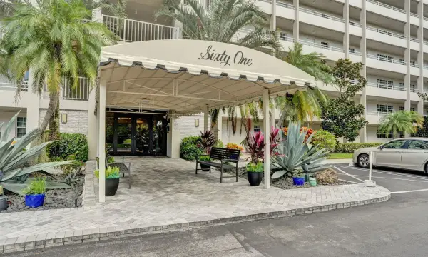 575 Oaks Lane 104, Pompano Beach, FL 33069