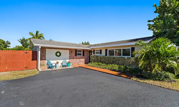 1401 N Lake Court, Lake Clarke Shores, FL 33406