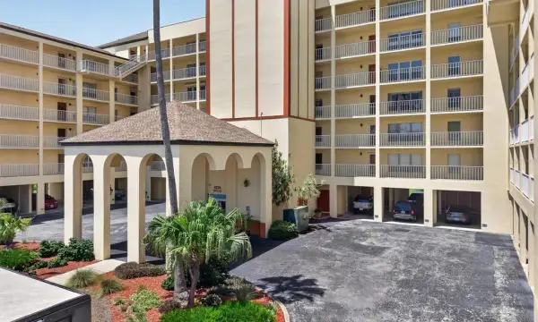 9000 Commodore Drive, Unit 305, Seminole, FL, 33776